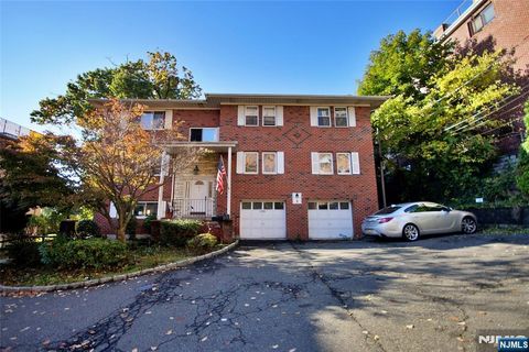 Photo of 8 Leary Lane #4, Edgewater, NJ 07020 (MLS # 26001897)
