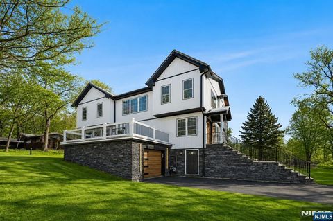 Photo of 10 Old Rifle Camp Road, Woodland Park, NJ 07424 (MLS # 26018375)
