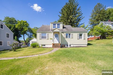 Photo of 719 Godwin Avenue, Midland Park, NJ 07432 (MLS # 26022896)