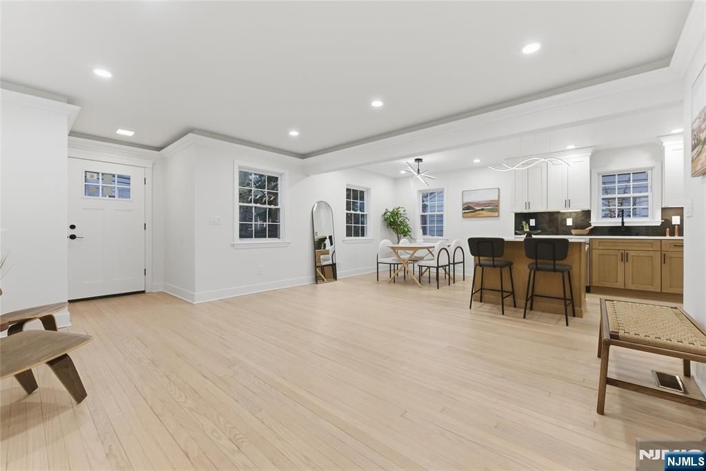 Photo of 33 E Lincoln Street, Verona, NJ 07044 (MLS # 26000531)