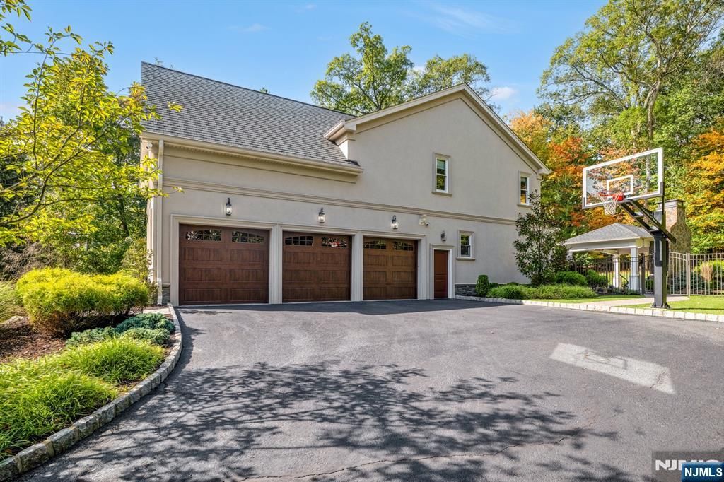 Photo of 7 Brookside Drive, Upper Saddle River, NJ 07458 (MLS # 25034905)