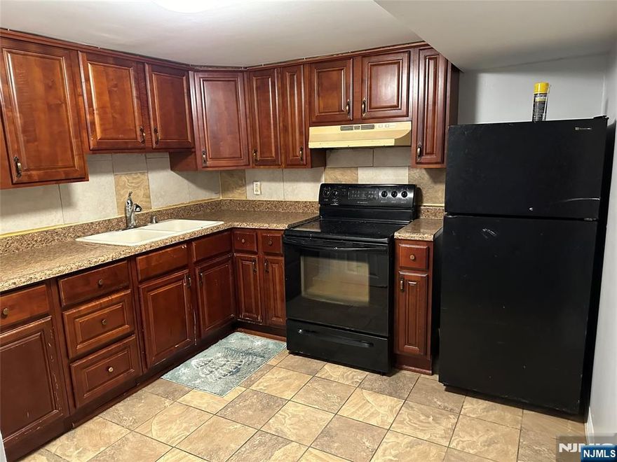 1 Bedroom....1 Bathroom....VERY SIMPLE! Call this a great starting place! ALL UTILITIES INCLUDED! Heat, Electric, Sewer, Water, Garbage!!! Move right in....AVAILABLE IMMEDIATELY! Nice kitchen, nice bathroom....laminate and tile easy to clean flooring. Ground floor apartment with nice room sizes. Coin operated laundry on site RIGHT ACROSS THE HALL!!!! Parking right in front of unit....NO STEPS!