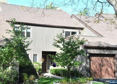 Photo of 10 Romopock Court, Mahwah, NJ 07430 (MLS # 26006746)