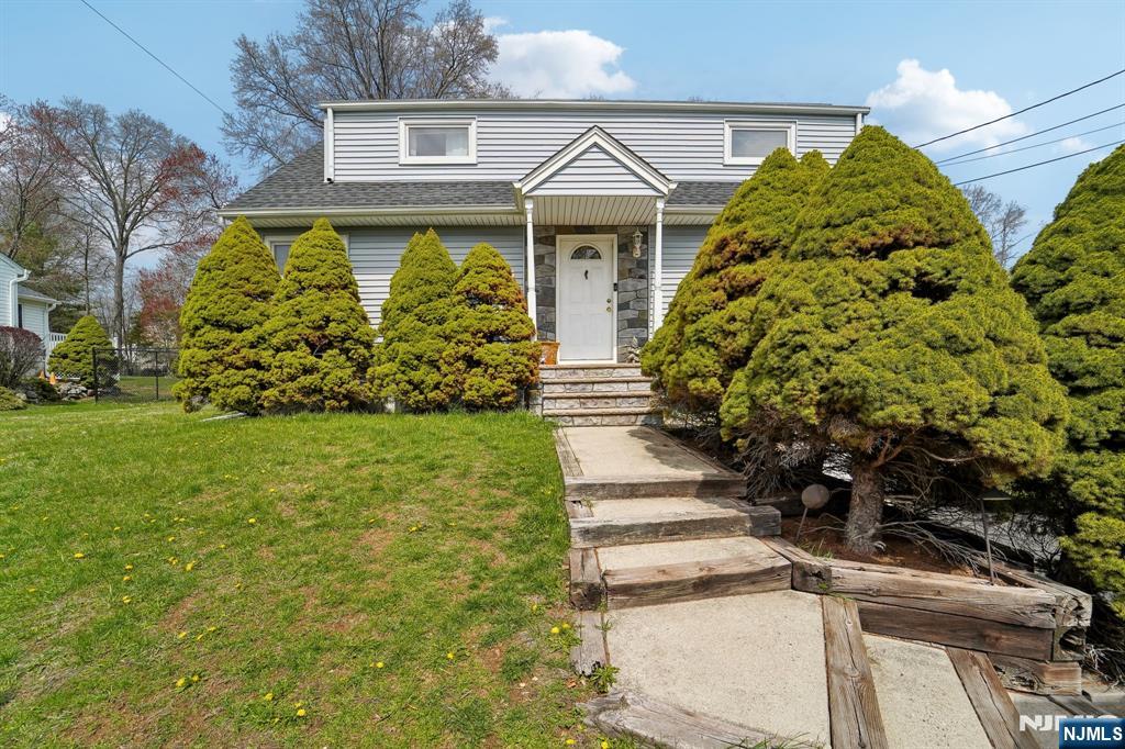 Property for Sale at 33 Evelyn Terrace, Wayne, New Jersey - Bedrooms: 4 
Bathrooms: 2 
Rooms: 7  - $699,900