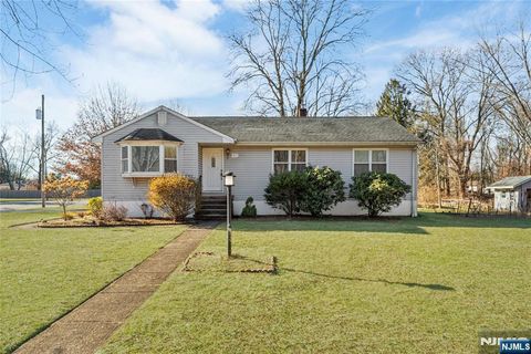 Photo of 60 White Oak Road, Par-Troy Hills Township, NJ 07054 (MLS # 26003508)