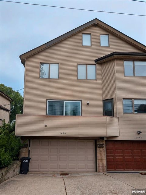 Photo of 2400 2nd St #2400, Fort Lee, NJ 07024 (MLS # 26027432)