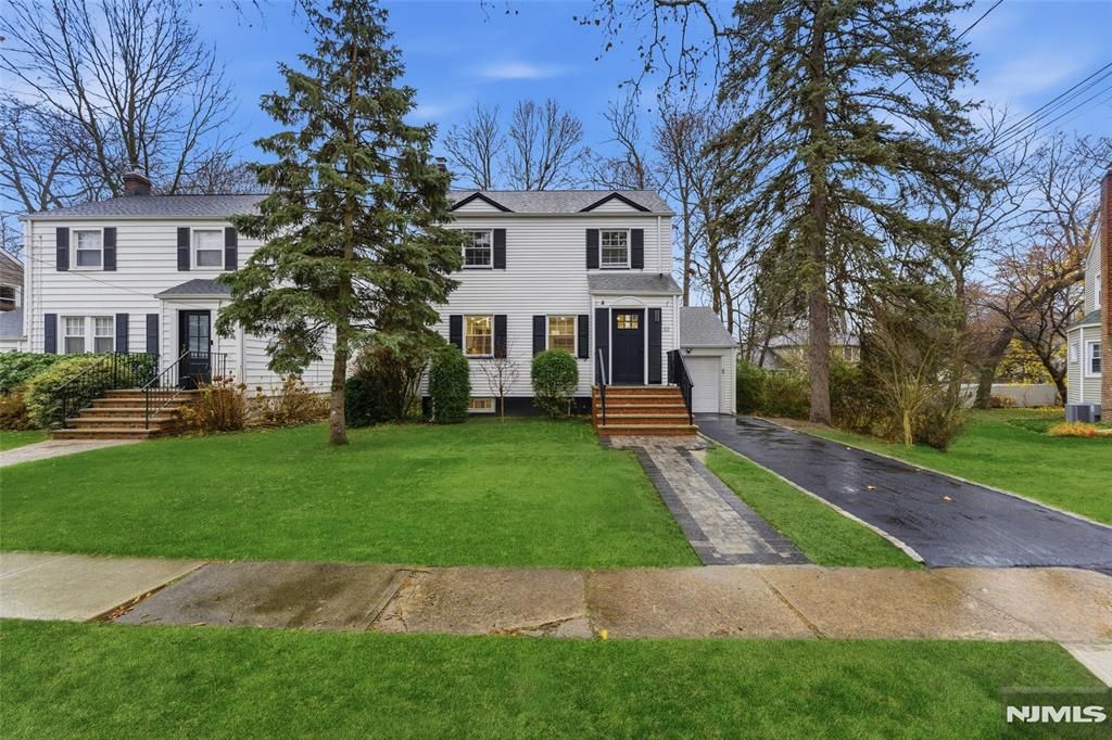 Photo of 33 Lincoln Street, Verona, NJ 07044 (MLS # 25041868)