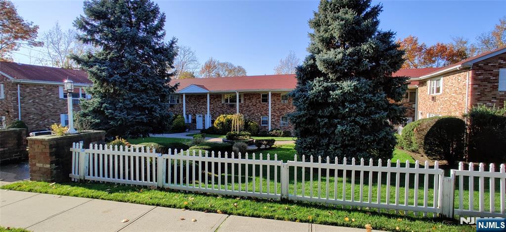 Rental Property at 456 Grand Ave 2B, Leonia, New Jersey - Bedrooms: 2 
Bathrooms: 1 
Rooms: 5  - $2,500 MO.