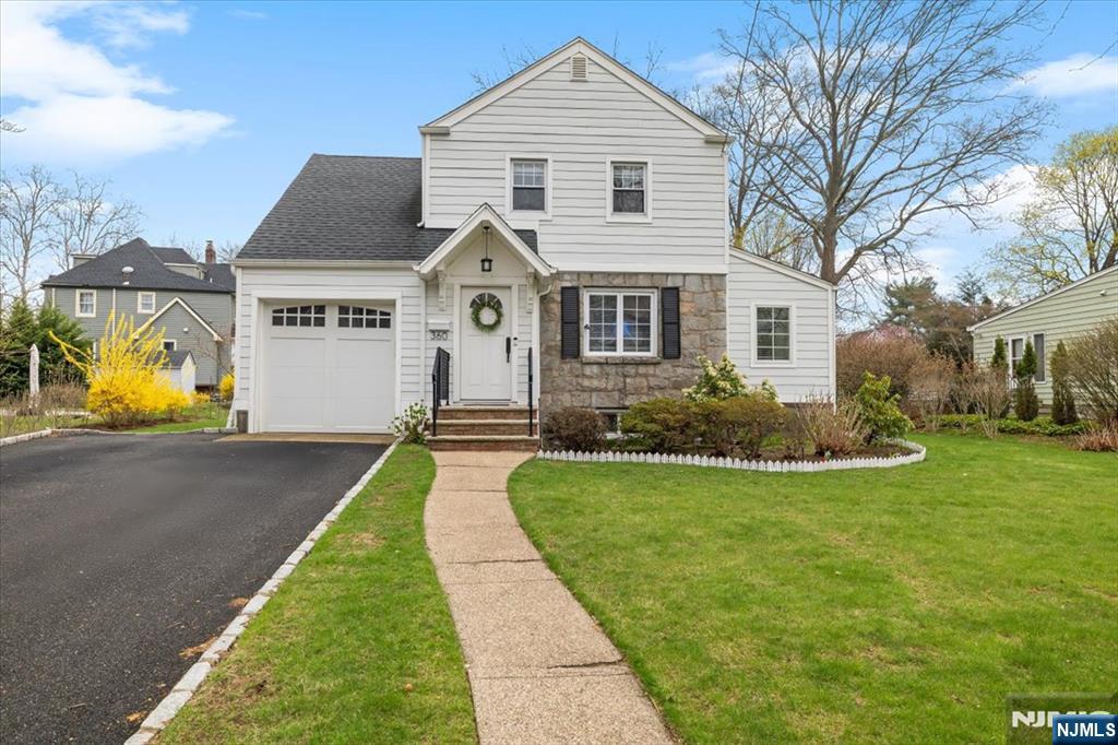 360 Elm St, Oradell, New Jersey - 4 Bedrooms  
2 Bathrooms  
7 Rooms - 