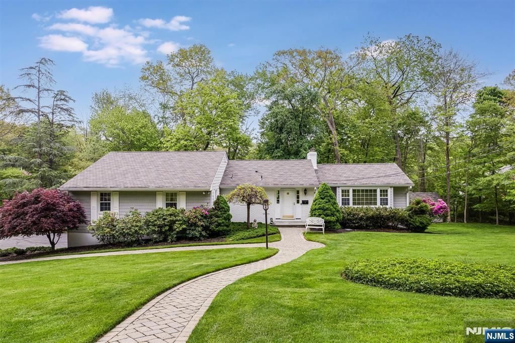 Photo of 6 Driftway Street, Roseland, NJ 07068 (MLS # 26018082)