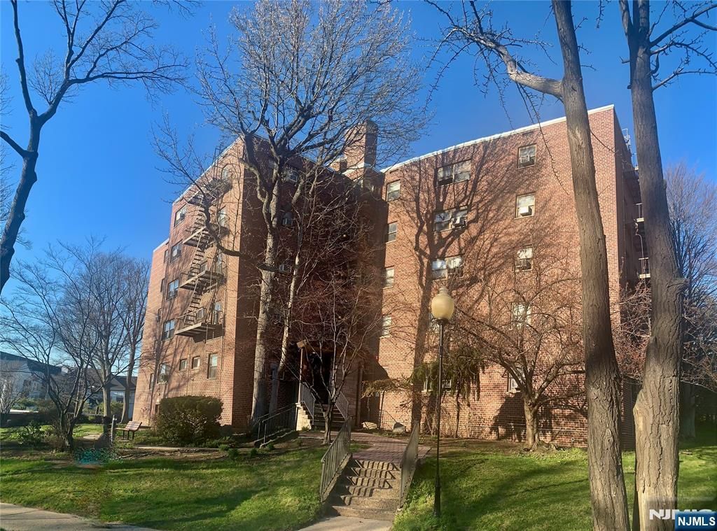 Photo of 501 Linwood Drive #4, Fort Lee, NJ 07024 (MLS # 26011988)
