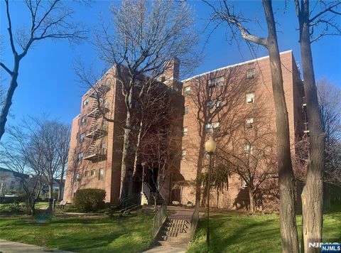 Photo of 501 Linwood Drive #4, Fort Lee, NJ 07024 (MLS # 26011988)