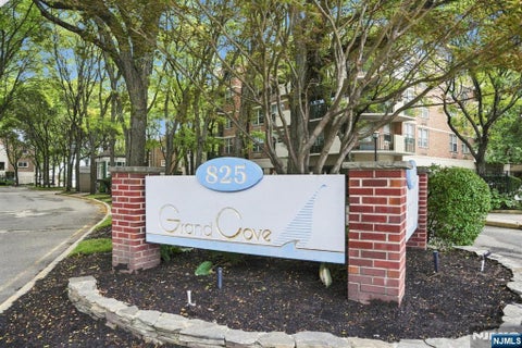 Photo of 200 Grand Cove Way #2C, Edgewater, NJ 07020 (MLS # 26034035)