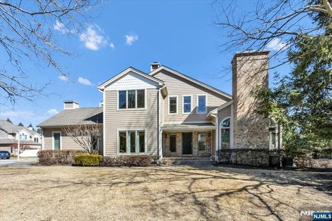 2 Louis Dr, Montville Township, NJ 07045 - MLS#: 25008042