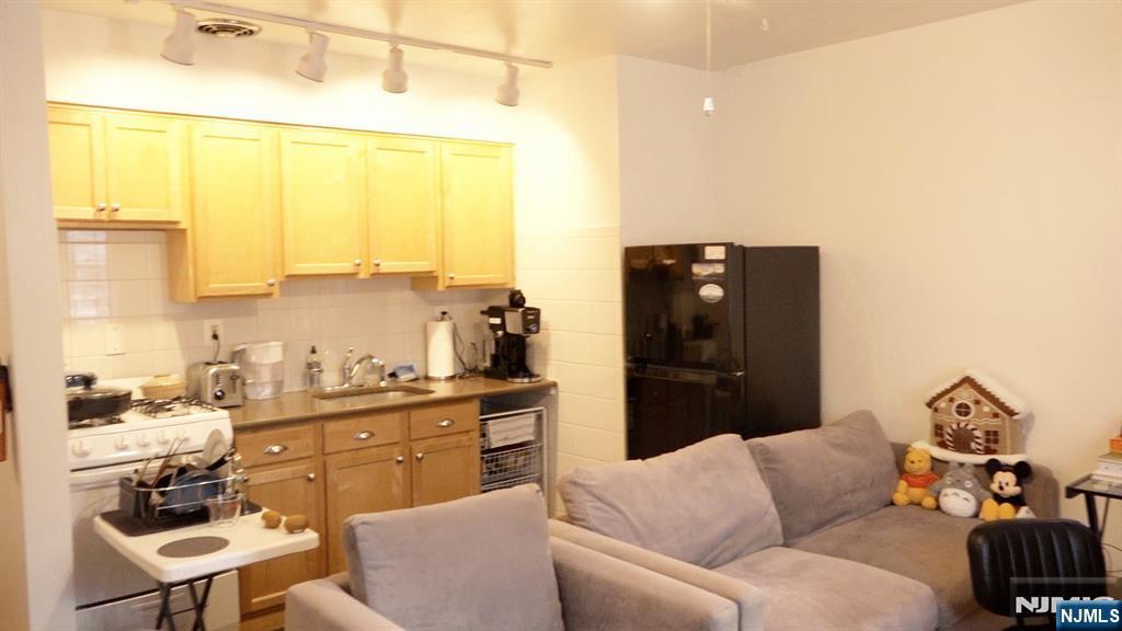 640 Franklin Avenue J1