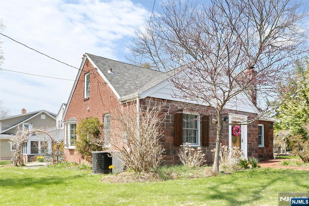 421 Tappan Rd, Northvale, New Jersey - 3 Bedrooms  
2 Bathrooms  
6 Rooms - 