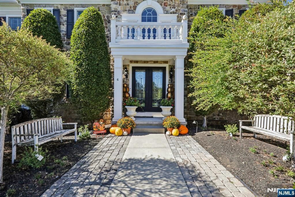 Photo of 6 Northwood Drive, Franklin Lakes, NJ 07417 (MLS # 25035952)