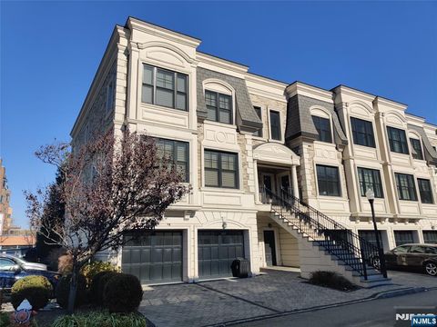 12 Marquis Court Edgewater NJ 07020