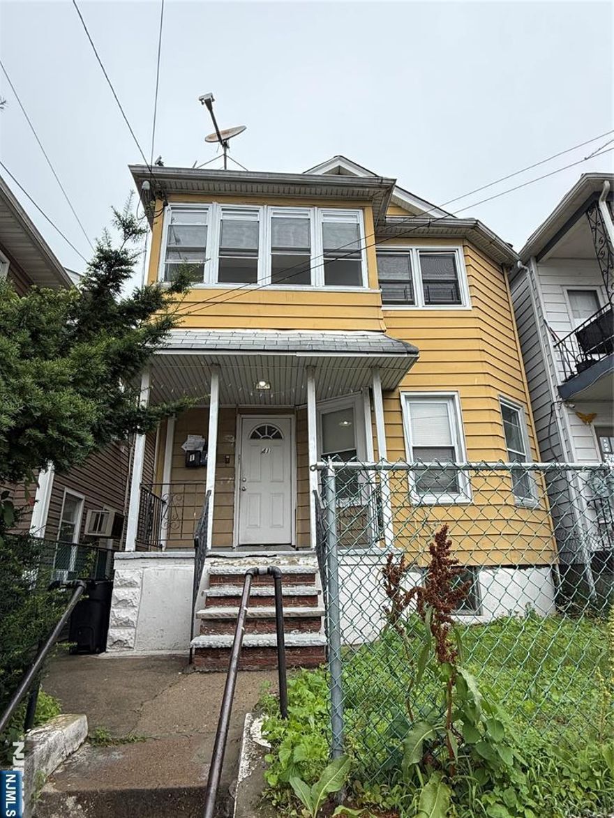 Second floor 3-bedrooms apartment, with new vinyl floors and brand-new kitchen cabinets. Features include central air conditioner, a front porch, basement laundry, and extra storage. Conveniently located near public transportation, shopping centers, and schools.