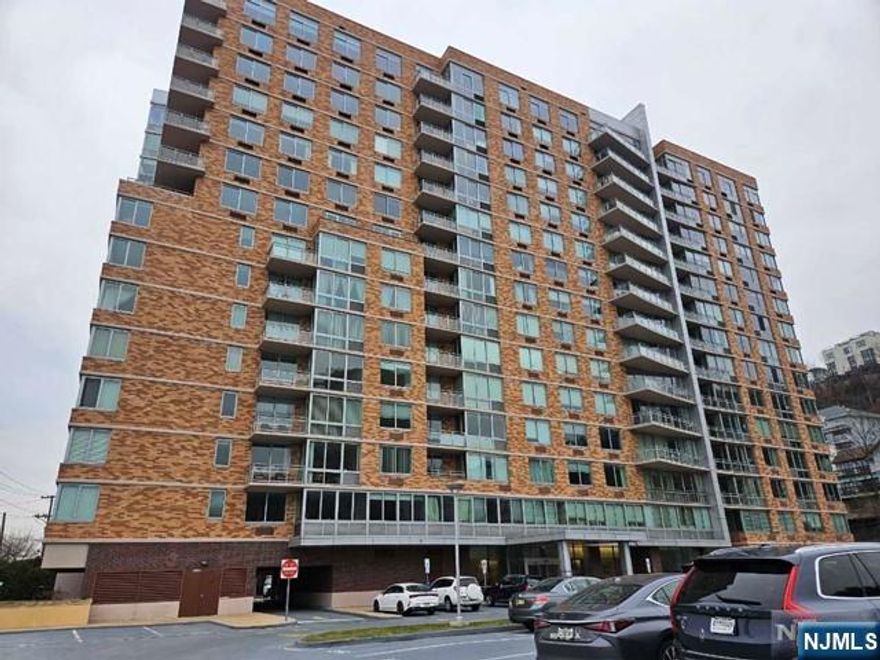 Luxury hi-rise condo with south view/n. y. city view. hardwood floors throughout and 9-foot ceilings. Amenities include private indoor pool, impressive rooftop deck. outdoor relaxation and entertainment area, fitness center. NYC transportation at front. Located in the heart of Edgewater close to Cityplace and Edgewater Commons with shopping, restaurants. Tenant's insurance and move in fee required by condo association.