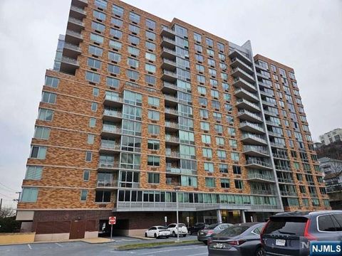 Photo of 807 Hudson Park, Edgewater, NJ 07020 (MLS # 26006113)