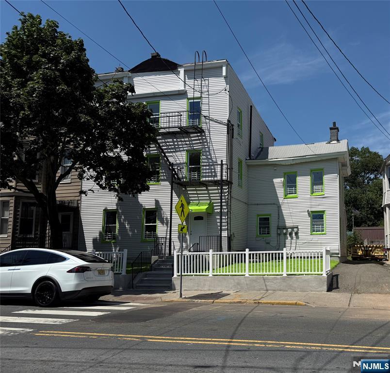 Main image without alt text