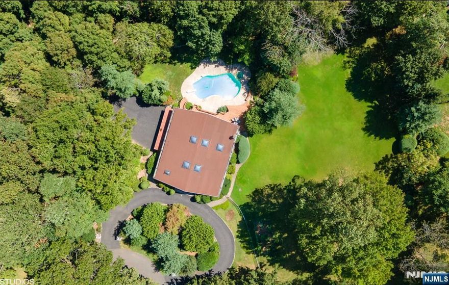 This is a short term rental that is ready today with a lease ending on May 1st, 2026. IT IS NOT FURNISHED. Welcome to this beautiful and bright Mid Century Modern ranch set on over 1.33 flat acres on a his is a short term rental that is ready today with a lease ending on May 1st, 2026. private cul-de-sac location. All of the bathrooms were just updated and so was the kitchen. The sun filled home features a desirable open floor plan with skylights and large windows overlooking the pool. The first floor offers a chef's kitchen with an island, breakfast area, and entrance to the outdoor deck. It also includes a formal dining room, great room, master bedroom suite, two additional bedrooms, a full bath, and powder room. The walkout lower level features a large family room with a wet bar and fireplace. The lower level includes an extra bedroom, full bath, library, and laundry room. Enjoy low taxes, award-winning schools and proximity to Manhattan.