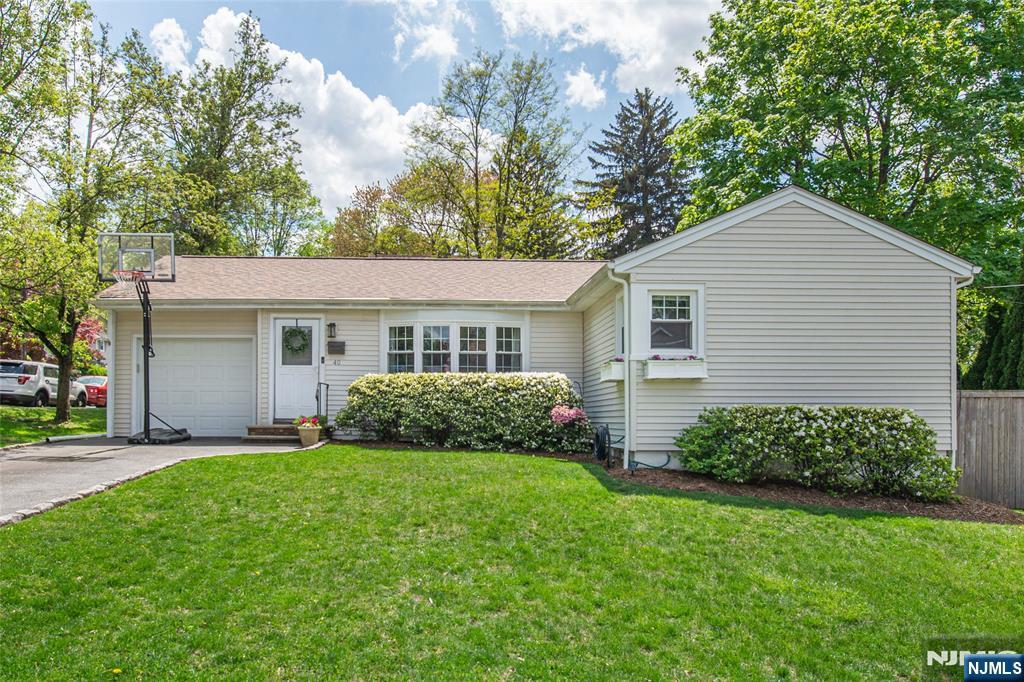 Property for Sale at 40 Woodrow Pl, West Caldwell, New Jersey - Bedrooms: 4 
Bathrooms: 2 
Rooms: 9  - $599,900