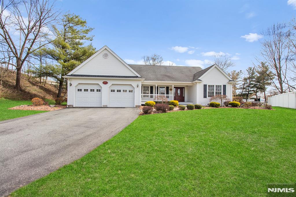 6 Carriage Court, Pequannock Twp, New Jersey - 3 Bedrooms  
3 Bathrooms  
8 Rooms - 
