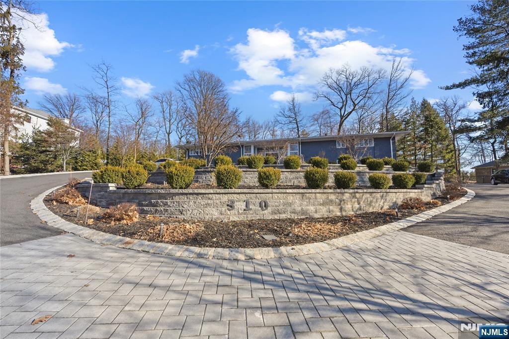 Property for Sale at 310 Devon Rd, Tenafly, New Jersey - Bedrooms: 6 
Bathrooms: 4 
Rooms: 12  - $2,598,000