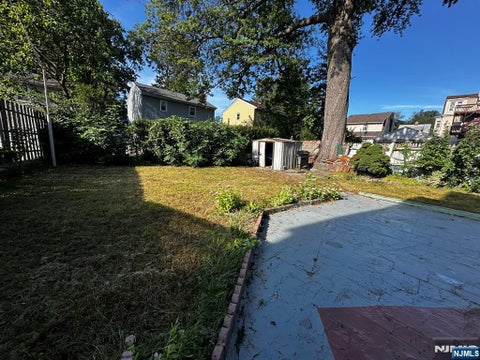 Photo of 9 Halcyon PL, Bloomfield, NJ 07003 (MLS # 26034538)