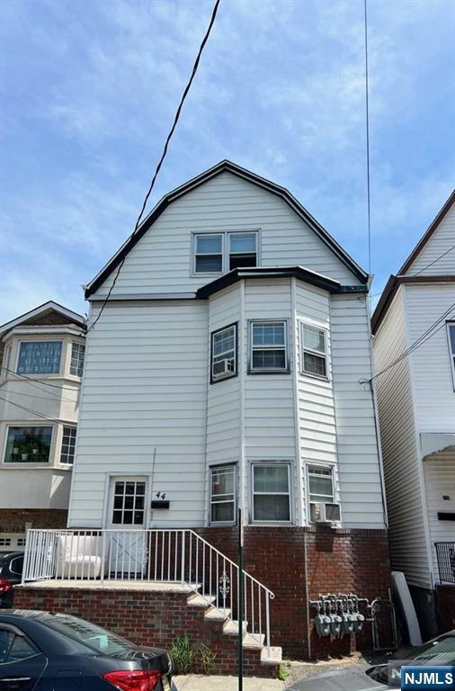 Rental Property at 44 Washington St 2F, Harrison, New Jersey - Bedrooms: 3 
Bathrooms: 1 
Rooms: 5  - $2,200 MO.