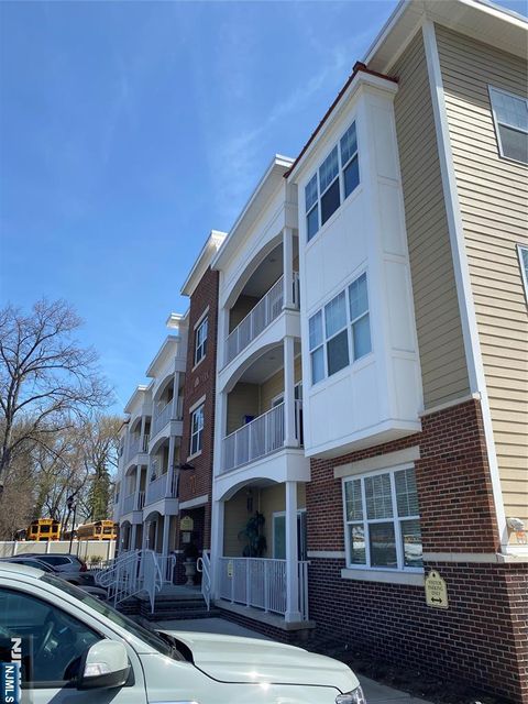 Photo of 70 Oak St #308, Rochelle Park, NJ 07662 (MLS # 25038985)