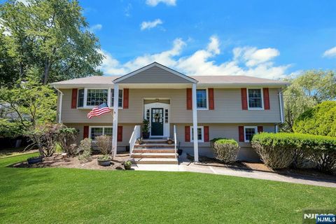 Photo of 32 Tuscarora Drive, Oakland, NJ 07436 (MLS # 26016150)