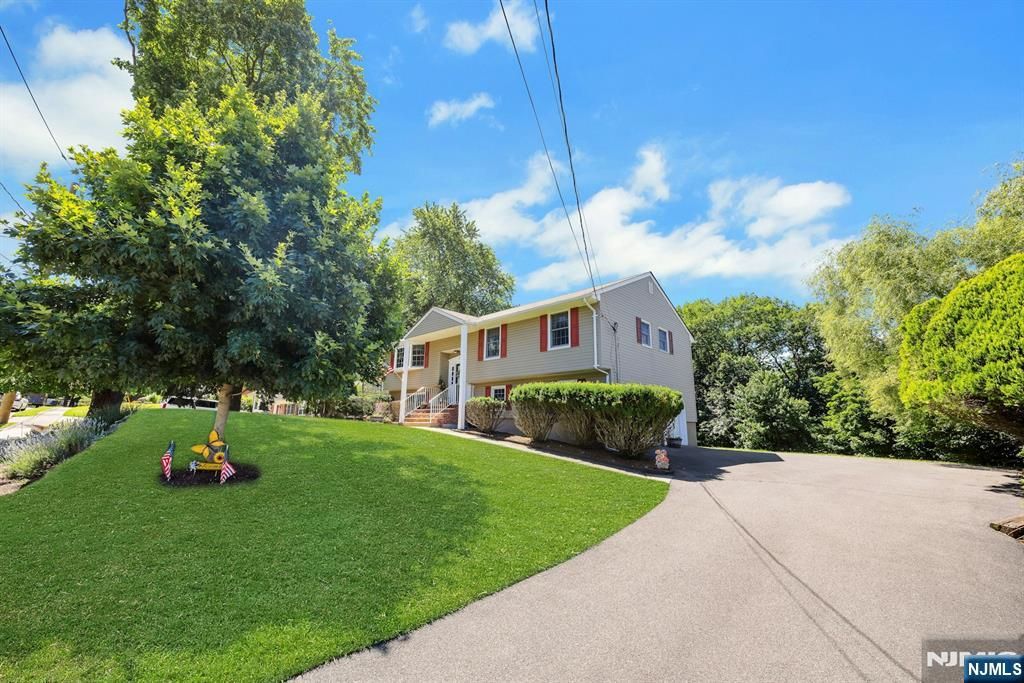 Photo of 32 Tuscarora Drive, Oakland, NJ 07436 (MLS # 26016150)