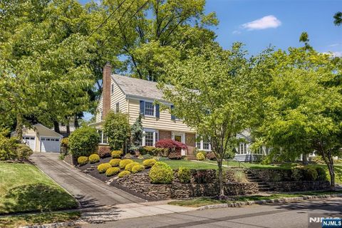 Photo of 90 Stonehouse Road, Glen Ridge, NJ 07028 (MLS # 26019351)