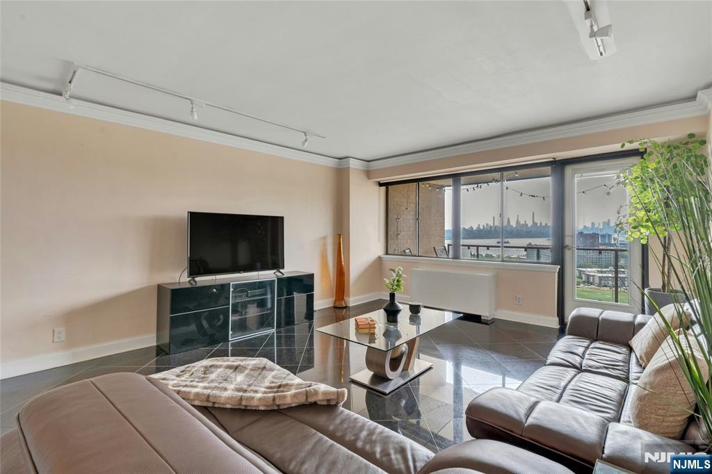 1203 River Road 19K