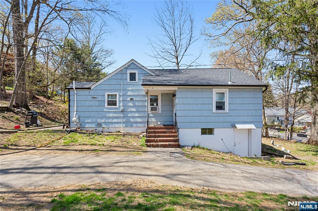 Property for Sale at 10 Central Ave, Hopatcong, New Jersey - Bedrooms: 2 
Bathrooms: 2 
Rooms: 4  - $319,900