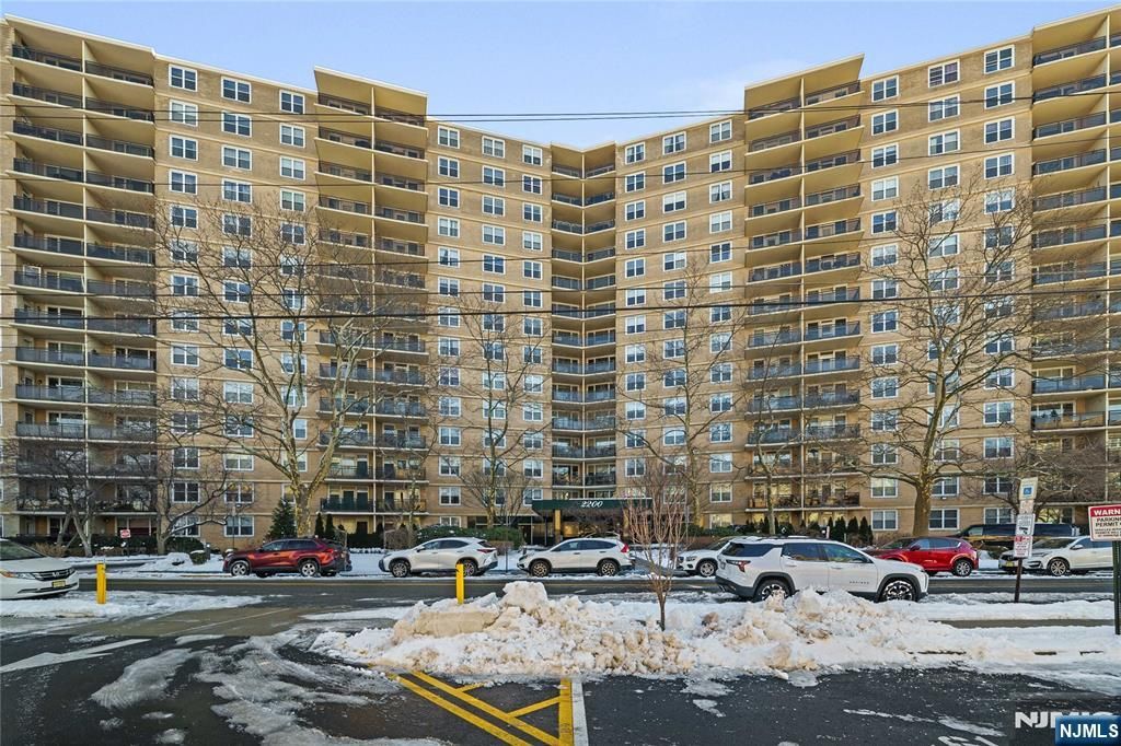 Photo of 2200 N Central Road #6H, Fort Lee, NJ 07024 (MLS # 26002142)