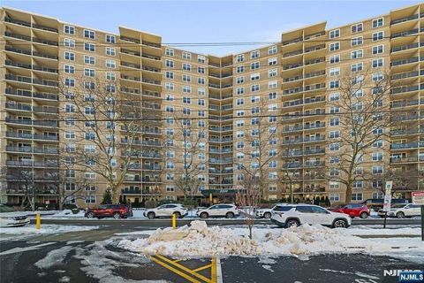 Photo of 2200 N Central Road #6H, Fort Lee, NJ 07024 (MLS # 26002142)