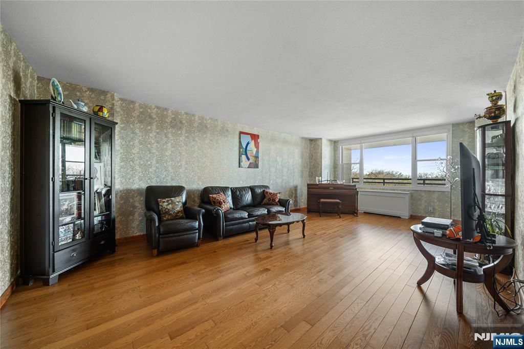 Photo of 2200 N Central Road #6H, Fort Lee, NJ 07024 (MLS # 26002142)