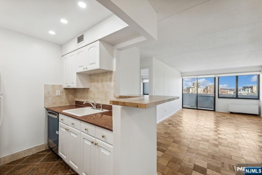 Rental Property at 1600 Center Ave 7D, Fort Lee, New Jersey - Bedrooms: 1 
Bathrooms: 1 
Rooms: 3  - $2,250 MO.