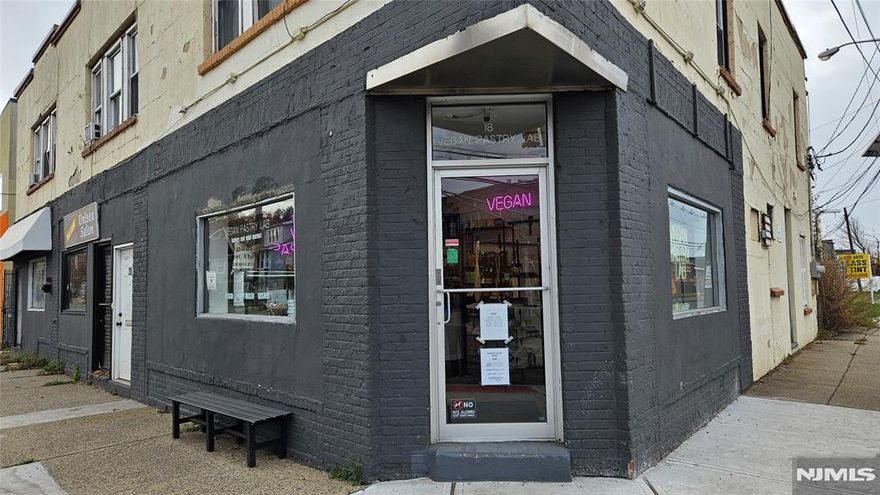 2Bed, Living room+Extra Den, 1Bath and Kitchen on the 2nd fl. Very convenient location. Walking distance to shopping, warship, park and cross the street public transportation to NYC.