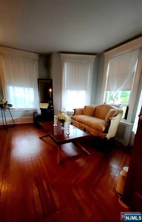 Caldwell, New Jersey 07006, United States, 4 Bedrooms Bedrooms, ,2 BathroomsBathrooms,Residential,Pending,47426