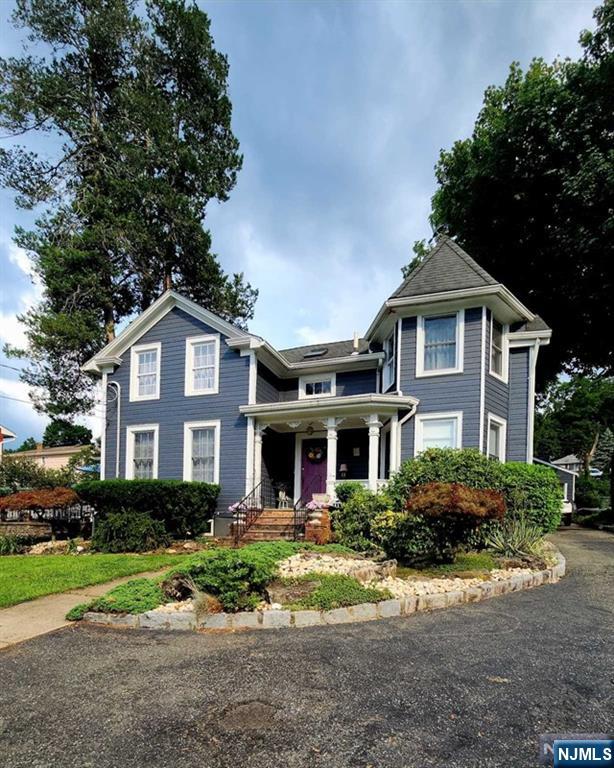 Caldwell, New Jersey 07006, United States, 4 Bedrooms Bedrooms, ,2 BathroomsBathrooms,Residential,Pending,47426