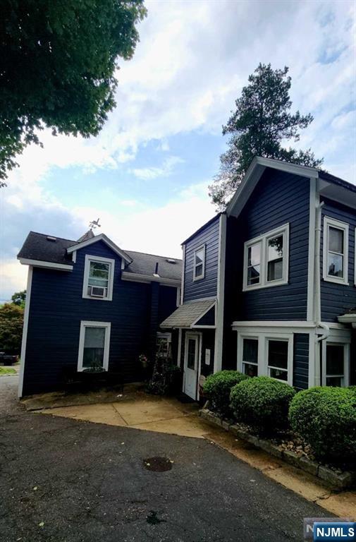 Caldwell, New Jersey 07006, United States, 4 Bedrooms Bedrooms, ,2 BathroomsBathrooms,Residential,Pending,47426