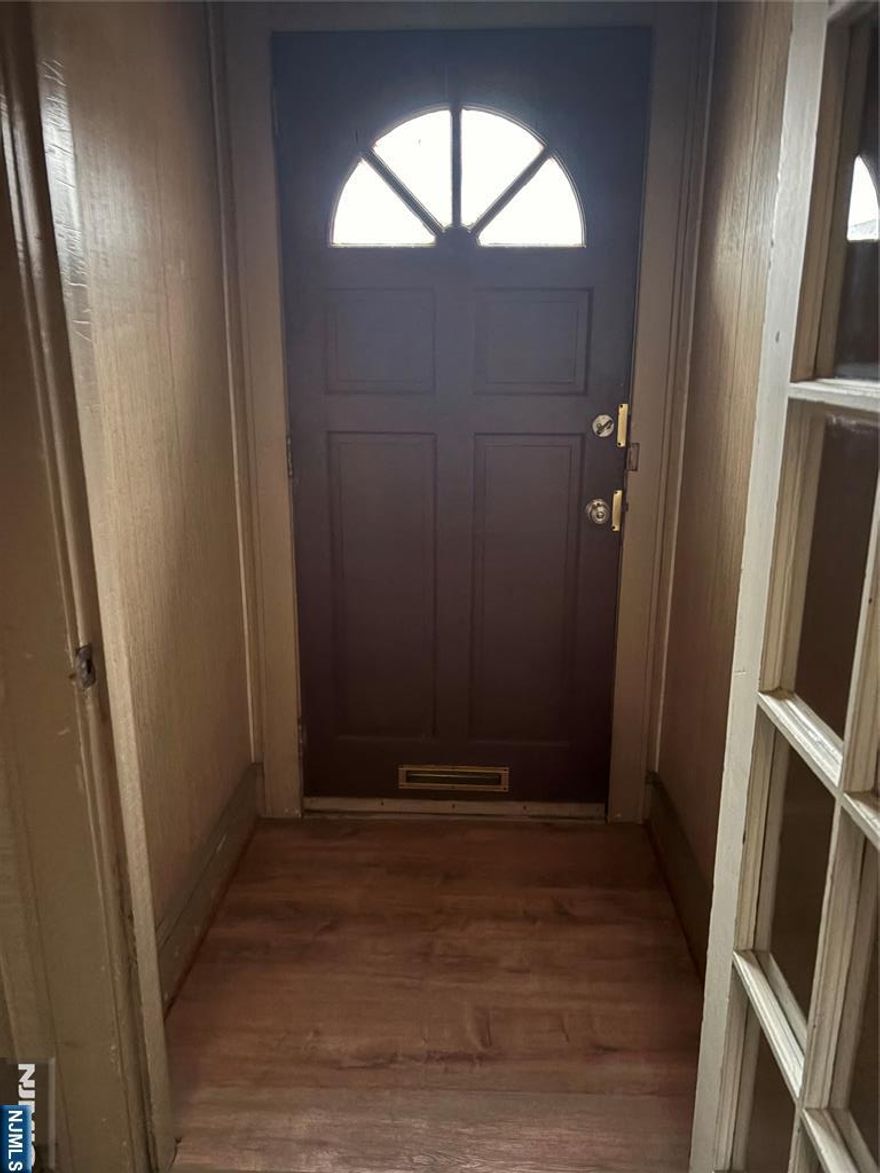 RENOVATED 2 BED 2 BATH APARTMENT LOCATED ON CONVENIENT LOCATION. CENTRAL A/C. ALL HARDWOOD FLOORS. FRONT AND BACK ENTRANCES ENJOY YOUR COVERED DECK !!! PLENTY PUBLIC PARKING SPACES.