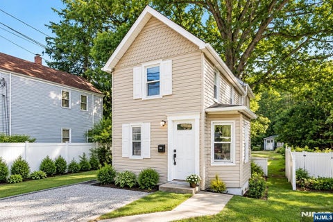 Photo of 80 Glenwild Avenue, Bloomingdale, NJ 07403 (MLS # 26034337)