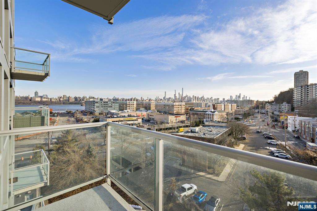143 Old River Rd 606, Edgewater, New Jersey - 2 Bedrooms  
2 Bathrooms  
5 Rooms - 