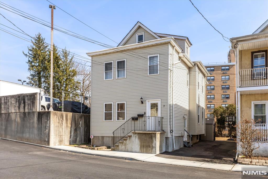 7 Edison Pl 2, East Rutherford, New Jersey - 2 Bedrooms  
1 Bathrooms  
5 Rooms - 